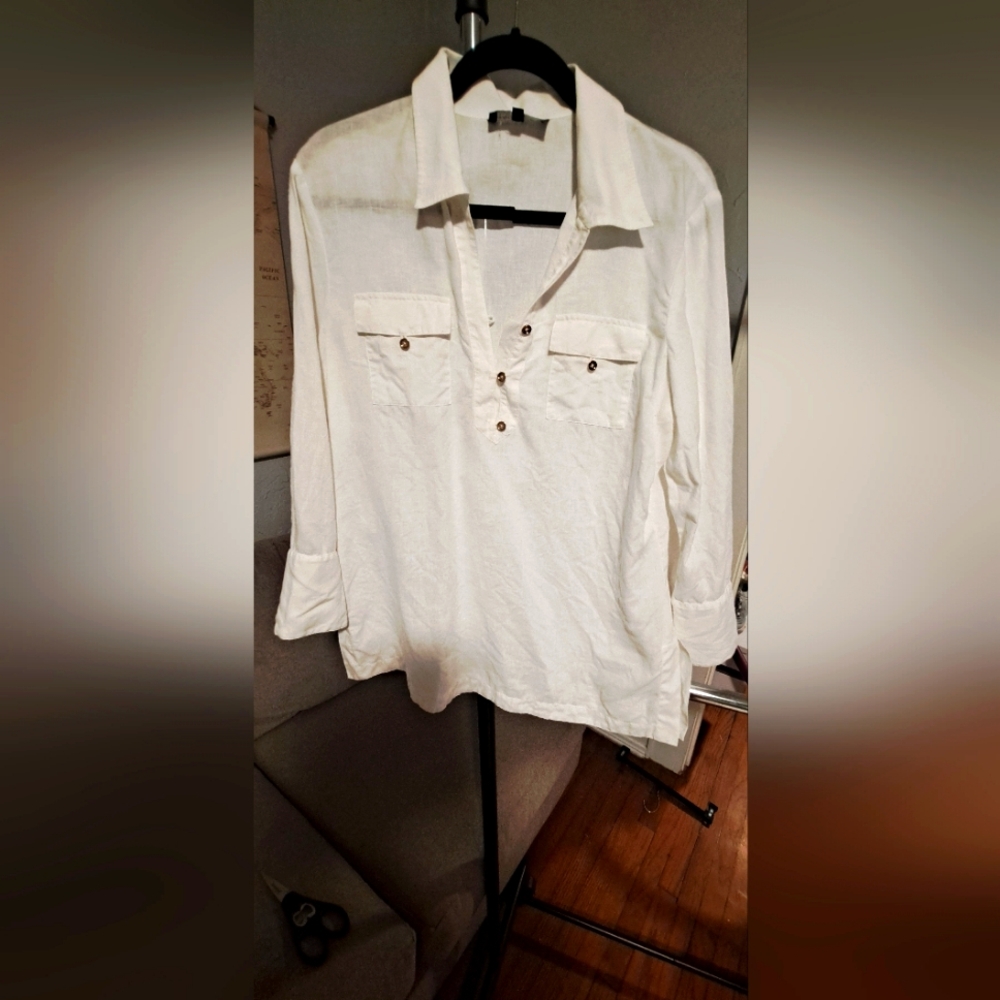 Jones New York Linen white tunic, size Linen with gold buttons, like new, clean